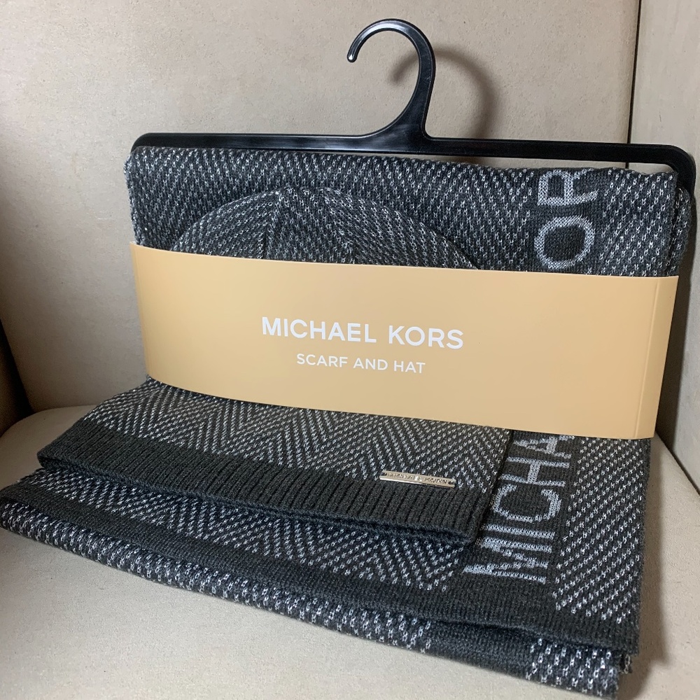 MICHAEL KORS ZIGZAG KNIT HAT & SCARF SET - GRAY